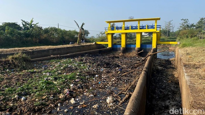 Kondisi Sungai Cikeruh yang mulai mengering gegara kemarau
