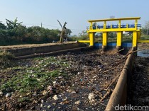Wajah Sungai Cikeruh Saat Kemarau: Bau, Sampah, dan Dangkal