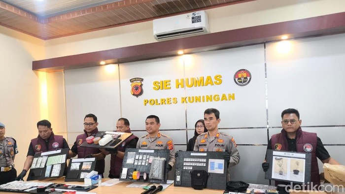 Konferensi pers penangkapan 12 pelaku Narkoba di Kuningan