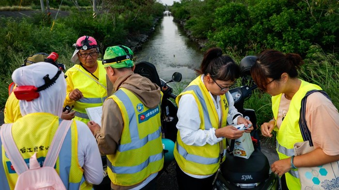 A volunteer marks a mangrove land crab during the annual breeding season, as part of a monitoring effort to estimate population numbers and track their migration to the sea to spawn, at Taijiang National Park in Tainan, Taiwan, July 3,  2026. REUTERS/Ann Wang