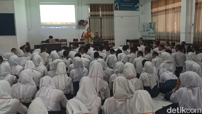 KPA Tulungagung sosialisasi HIV-AIDS pada kegiatan MPLS SMKN 1 Boyolangu