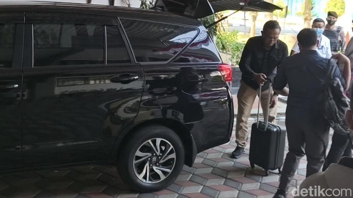 Tim KPK usai penggeledahan di Kantor Dinas Bupati Sukoharjo, Selasa (14/7/2026).