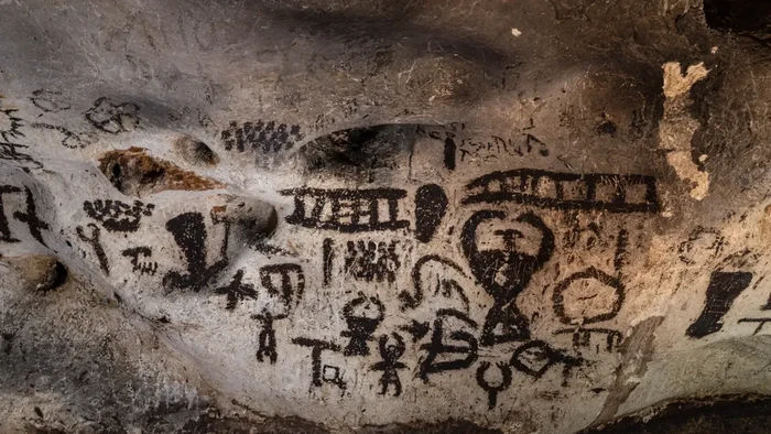 Kumpulan coretan prasejarah di gua Magura, Bulgaria.