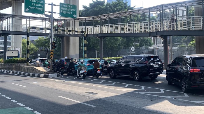 Lalin Kuningan arah Tendean Jaksel macet imbas pembongkaran JPO ditabrak truk (Mulia/detik)