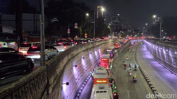 Lalu lintas di simpang Mampang Prapatan macet imbas JPO di Jalan Tendean, Jakarta Selatan yang masih dibongkar karena ditabrak truk. (Taufiq/detikcom)