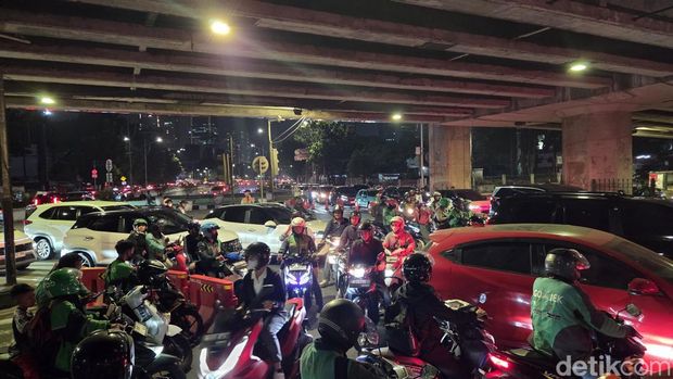 Lalu lintas di simpang Mampang Prapatan macet imbas JPO di Jalan Tendean, Jakarta Selatan yang masih dibongkar karena ditabrak truk. (Taufiq/detikcom)
