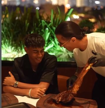 Lamine Yamal Makan Steak di Restoran Salt Bae, Sampai Disuapi Langsung!