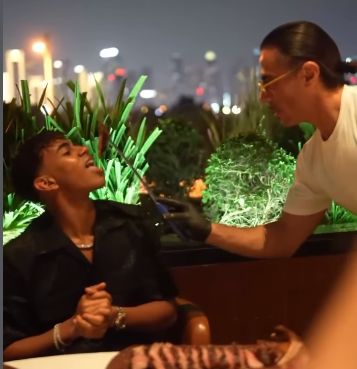 Lamine Yamal Makan Steak di Restoran Salt Bae, Sampai Disuapi Langsung!