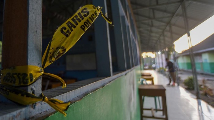 Pekerja kebersihan menyapu lantai sekolah pascaledakan bom rakitan di Madrasah Aliyah Negeri (MAN) 3 Padang, Sumatera Barat, Selasa (14/7/2026). Kepolisian mengamankan dan melakukan pemeriksaan awal terhadap siswa yang diduga melakukan perakitan bom yang meledak di depan kelas di MAN 3 Padang. ANTARA FOTO/Fitra Yogi/agr