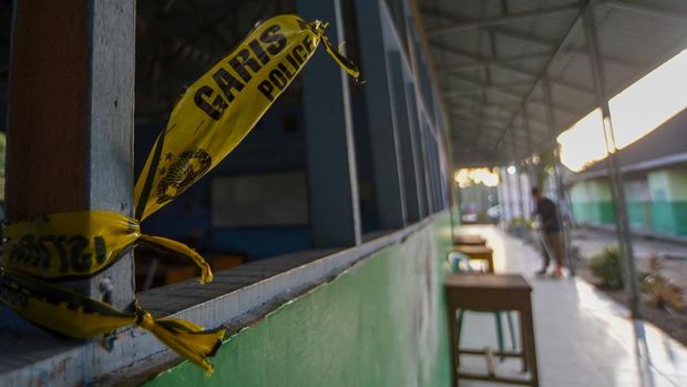 Pekerja kebersihan menyapu lantai sekolah pascaledakan bom rakitan di Madrasah Aliyah Negeri (MAN) 3 Padang, Sumatera Barat, Selasa (14/7/2026). Kepolisian mengamankan dan melakukan pemeriksaan awal terhadap siswa yang diduga melakukan perakitan bom yang meledak di depan kelas di MAN 3 Padang. ANTARA FOTO/Fitra Yogi/agr