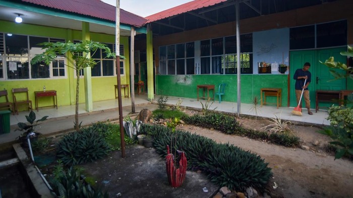 Pekerja kebersihan menyapu lantai sekolah pascaledakan bom rakitan di Madrasah Aliyah Negeri (MAN) 3 Padang, Sumatera Barat, Selasa (14/7/2026). Kepolisian mengamankan dan melakukan pemeriksaan awal terhadap siswa yang diduga melakukan perakitan bom yang meledak di depan kelas di MAN 3 Padang. ANTARA FOTO/Fitra Yogi/agr