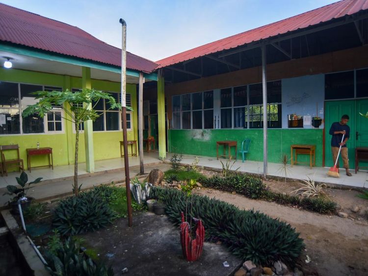 Bekas Ledakan Bom Rakitan di MAN 3 Padang Dibersihkan