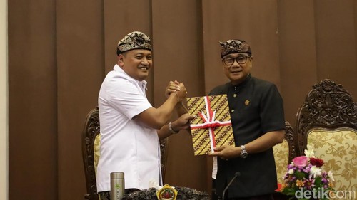 Bupati Made Mahayastra (kiri) dalam rapat paripurna di DPRD Gianyar, Selasa (14/7/2026). (Aryo Mahendro/detikBali).