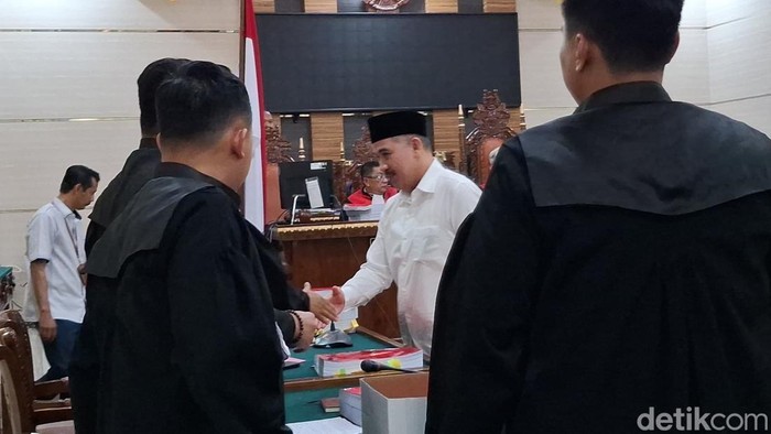 Mantan Bupati Pesawaran Dendi Ramadhona dituntut hukuman 11 tahun penjara dalam kasus dugaan korupsi proyek Sistem Penyediaan Air Minum Kabupaten Pesawaran.
