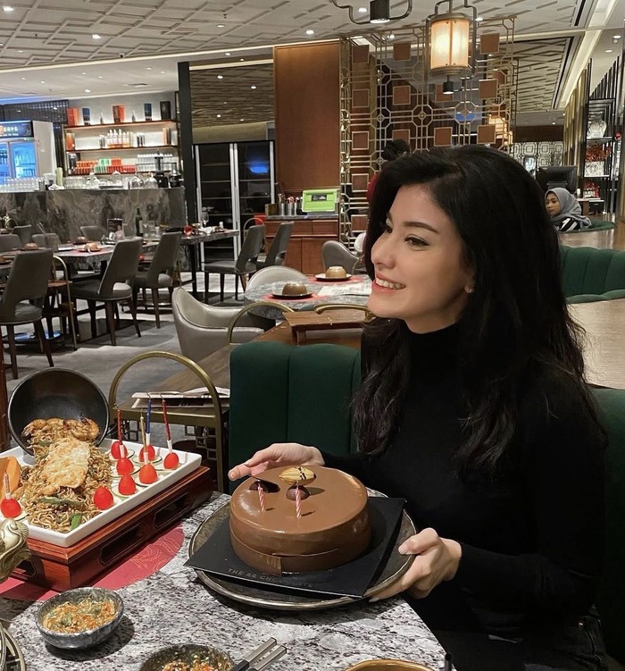 Medina Dina Liburan ke Italia Bareng Gading Marten, Makan Gelato hingga Pasta
