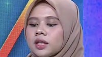 Awalnya saya pikir kan curanmor (pencurian motor), tapi ternyata ada Pak RT. Pak RT bilang soalnya awal saya pindah Awas ya hati-hati motor. Nah pas saya tegesin, ternyata emang dari Polda Metro Jaya, kata Mega Salsabillah di studio Rumpi, Trans TV, Jakarta Selatan, Selasa (14/7/2026). Foto: Channel YouTube Trans TV dan dok instagram Mega Salsabillah