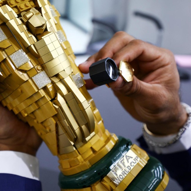 Melihat Trofi Piala Dunia LEGO Bertabur Berlian Rp 1,4 Miliar