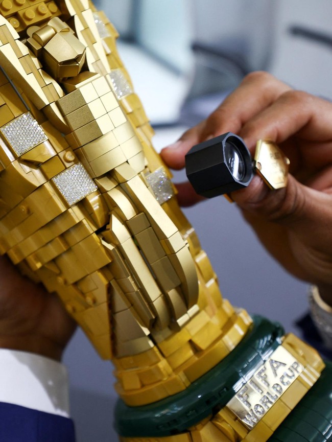 Melihat Trofi Piala Dunia LEGO Bertabur Berlian Rp 1,4 Miliar