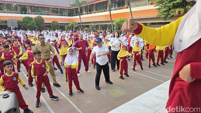 Mendikdasmen ikut senam bareng siswa SDN Srengseng Sawah 15 Pagi (Taufiq/detikcom).