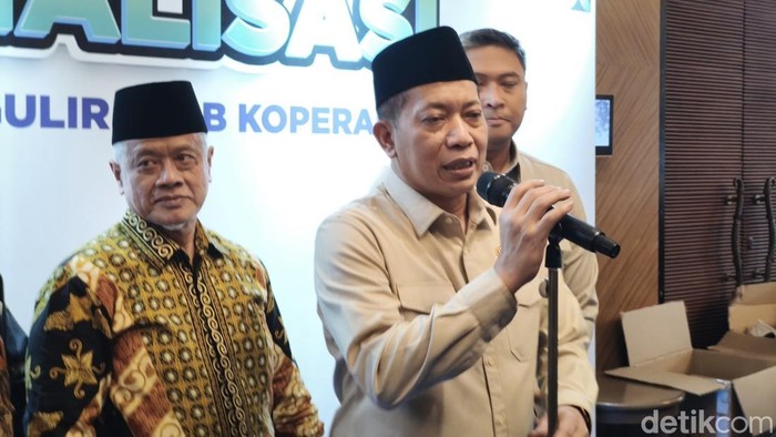 Menkop Ferry Juliantono (tengah) dan Wamentan Sudaryono di salah satu hotel di Kecamatan Semarang Tengah, Kota Semarang, Selasa (14/7/2026).