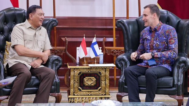 Menteri Pertahanan Indonesia Sjafrie Sjamsoeddin menerima kunjungan Duta Besar Finlandia untuk Indonesia H.E. Pekka Kaihilahti di Kantor Kementerian Pertahanan RI, Jakarta, Selasa, (14/7/2026). (Instagram/sjafrie.sjamsoeddin)