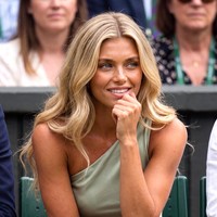 Saat menampilkan dirinya hadir menonton Wimbledon, Mia Zelu terlihat cantik dan stylish mengenakan dress one shoulder. Foto: Instagram @miazelu