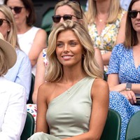 8 Foto Influencer Cantik Bikin Salfok di Wimbledon, Ternyata Bukan Wanita Asli