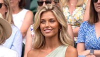 8 Foto Influencer Cantik Bikin Salfok di Wimbledon, Ternyata Bukan Wanita Asli