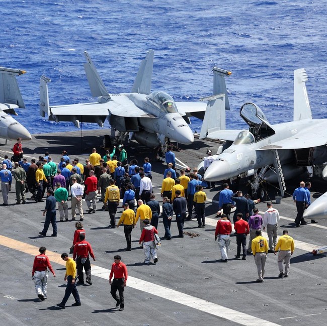 Momen Kesibukan Awak Kapal Induk USS Theodore Roosevelt saat Ikut Latihan Militer RIMPAC