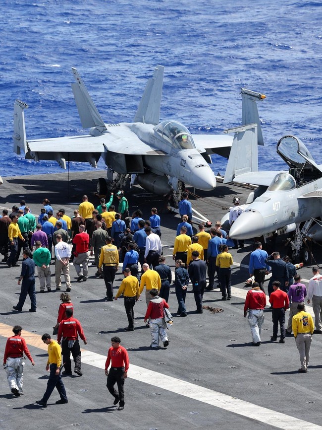 Momen Kesibukan Awak Kapal Induk USS Theodore Roosevelt saat Ikut Latihan Militer RIMPAC