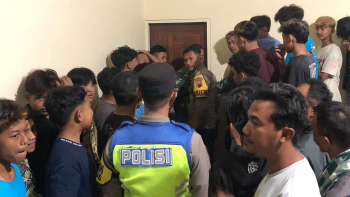 Momen pelaku saat diamankan polisi ketika di Balai Dukuh Desa Damarwulan Kecamatan Keling, Jepara, Senin (13/7/2026).