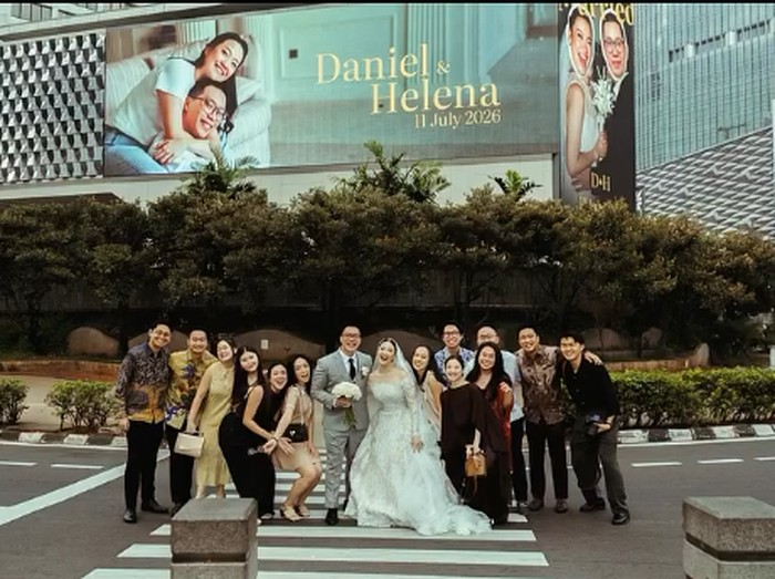 Momen pengantin Daniel dan Helena saat mengabadikan foto mereka di billboard raksasa kawasan Bundaran HI yang viral.