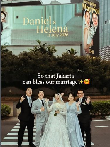 Momen pengantin Daniel dan Helena saat mengabadikan foto mereka di billboard raksasa kawasan Bundaran HI yang viral.