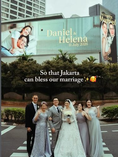 Momen pengantin Daniel dan Helena saat mengabadikan foto mereka di billboard raksasa kawasan Bundaran HI yang viral.