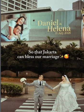 Bikin Salfok! Ini Sosok Pengantin Viral Pasang Billboard Nikah di Bundaran HI