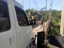 Cerita Sopir di Cianjur Uji Nyali Lewati Jembatan Gantung Sempit