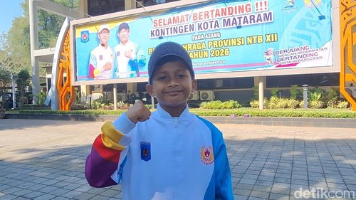 Nanda Aldi Ramadani saat berpose bersama rekan-rekannya jelang Porprov, Selasa (14/7/2026). (Nathea Citra/detikBali)