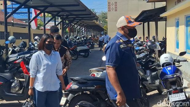 Norbertus Tubani dan istrinya Maria Mathildis Sau saat tiba di Mapolda NTT.