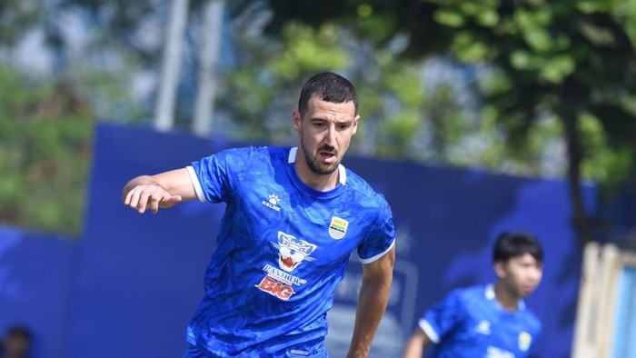 Para pemain Persib saat berlatih.