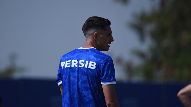 Para pemain Persib saat berlatih. Para pemain Persib saat berlatih.