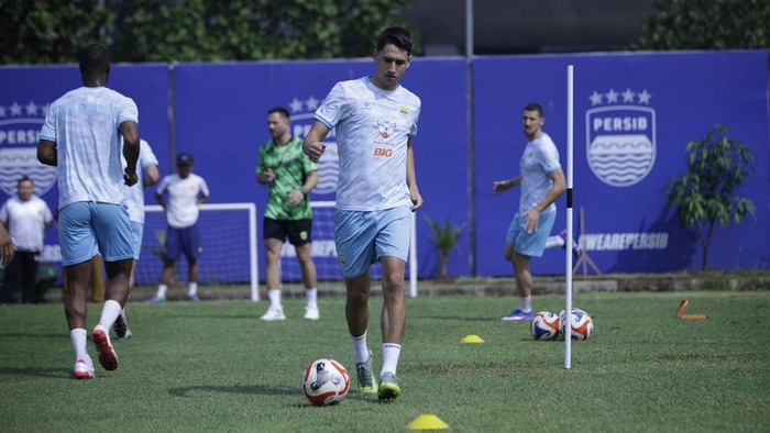 Para pemain Persib saat berlatih.