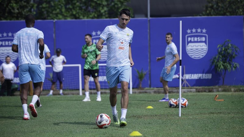 Para pemain Persib saat berlatih.