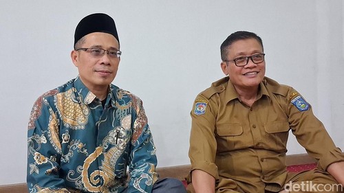 Sekretaris Eksekutif PB NWDI, Abdul Fattah (kiri) bersama Kepala Dinas Perpustakaan dan Kearsipan NTB Ashari, di TGB Center, Selasa (14/7/2026). (Foto: Ahmad Viqi/detikBali).
