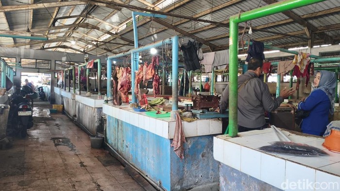 Pedagang daging sapi yang sepi di pasar baru porong.