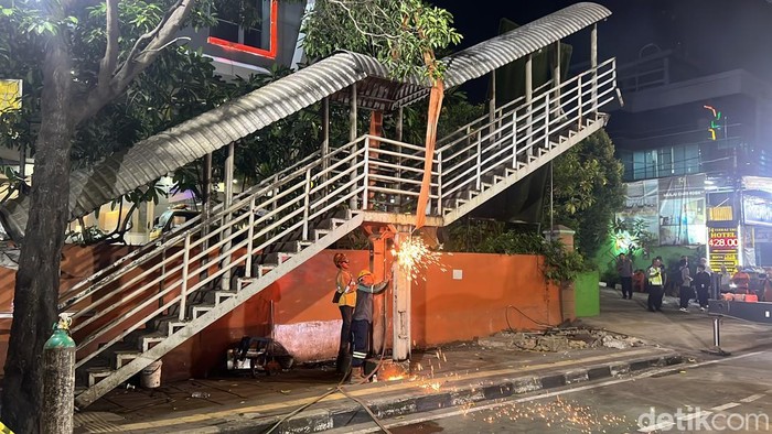 Pembongkaran JPO di Jalan Kapten Tendean, Jaksel, yang hampir roboh akibat ditabrak truk masih berlangsung. Jalan Tendean arah Blok M masih tertutup. (Adhfar AS/detikcom)