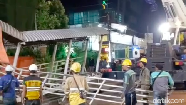 Pembongkaran JPO di Jalan Kapten Tendean, Jaksel yang hampir roboh akibat ditabrak truk masih berlangsung. Jalan Tendean arah Blok M masih tertutup. (Adhfar AS/detikcom)
