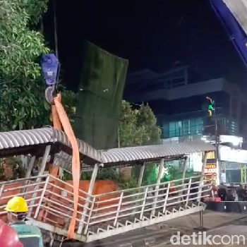 Pembongkaran JPO di Jalan Kapten Tendean, Jaksel yang hampir roboh akibat ditabrak truk masih berlangsung. Jalan Tendean arah Blok M masih tertutup. (Adhfar AS/detikcom)