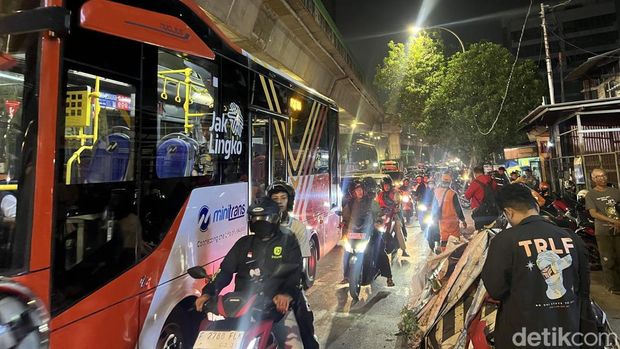 Pembongkaran JPO di Jalan Kapten Tendean, Jaksel yang hampir roboh akibat ditabrak truk sudah selesai. Jalan Kapten Tendean telah dibuka pada kedua arah. (Adhfar AS/detikcom)