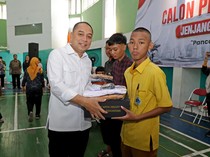 Pemkot Surabaya Salurkan Bantuan Pendidikan untuk 7.380 Siswa
