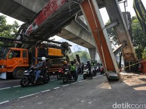 Penampakan JPO Tendean Jaksel Nyaris Roboh Ditabrak Truk